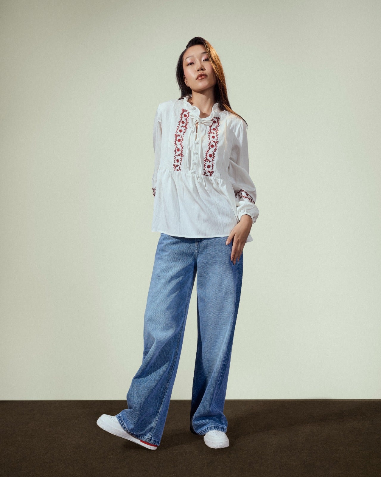 EMBROIDERY CROPPED BLOUSE-WHITE