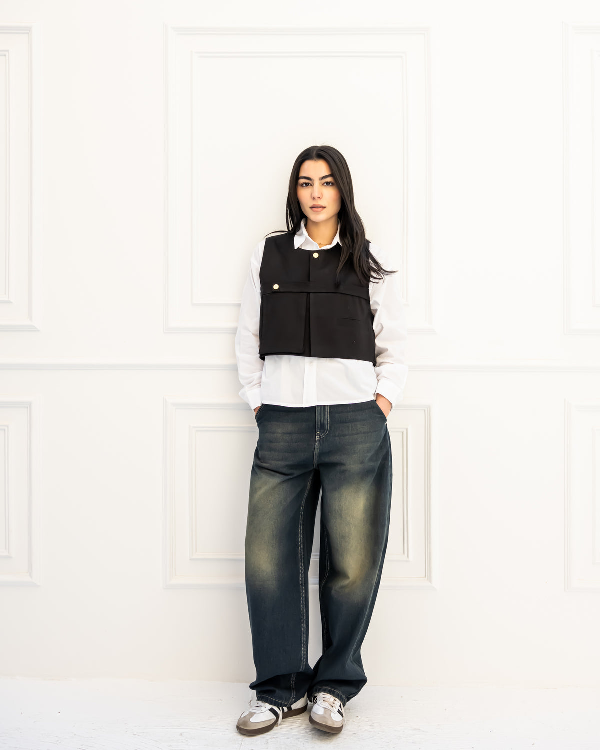SLEEVELESS CROPPED VEST -BLACK