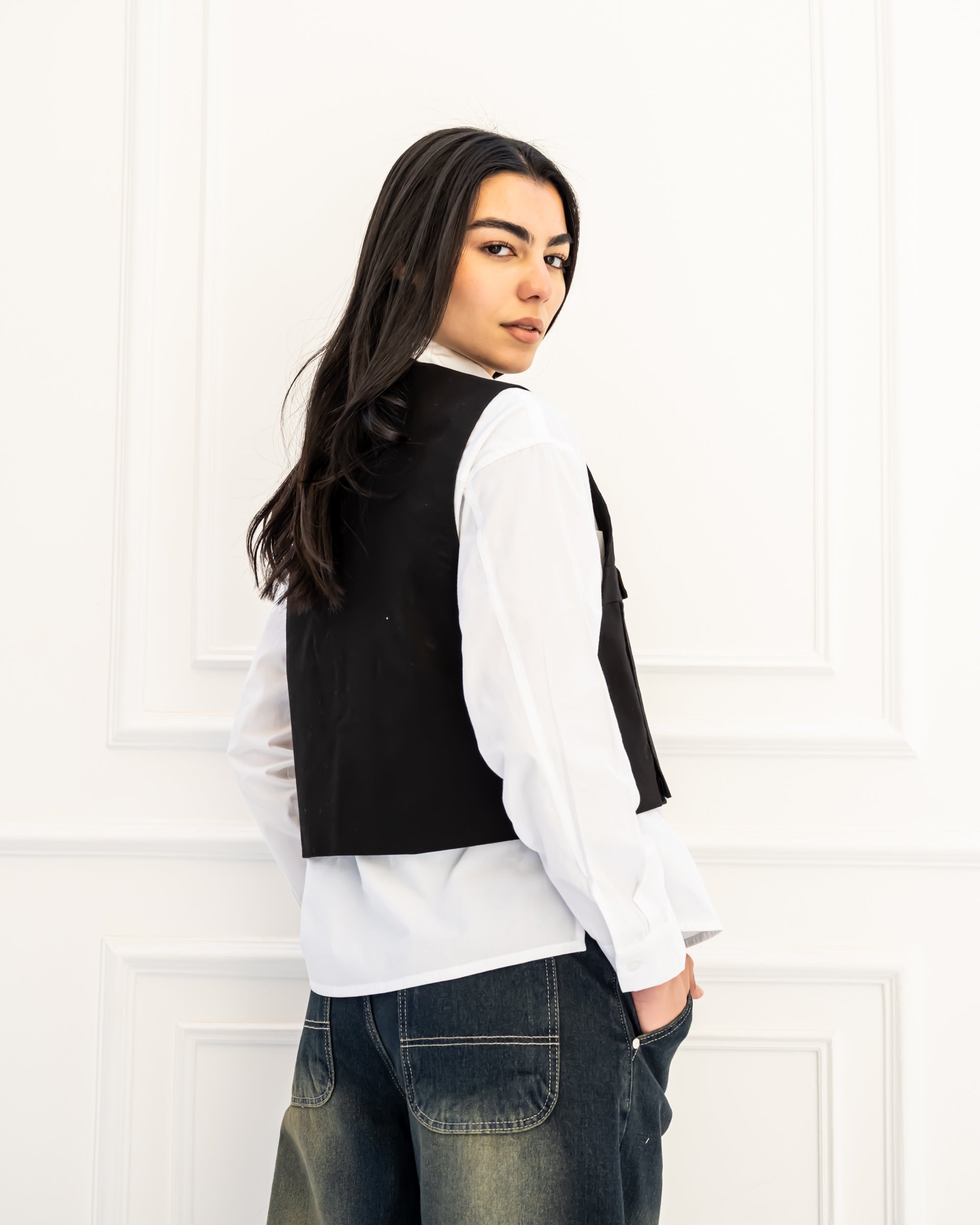 SLEEVELESS CROPPED VEST -BLACK