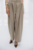 LOW WAIST CLASSIC PLEATED PANTS -DARK BEIGE