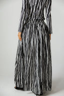 BLACK WAVE SWIM SKIRT -BLACK
