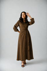 LUXE TIE-WAIST DRESS -BROWN